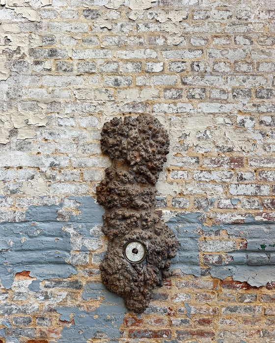 Baromètre brutaliste