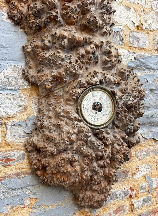 Baromètre brutaliste