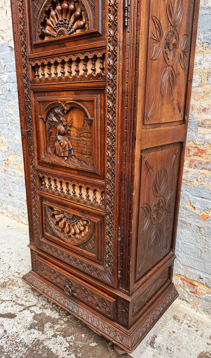 Breton cabinet