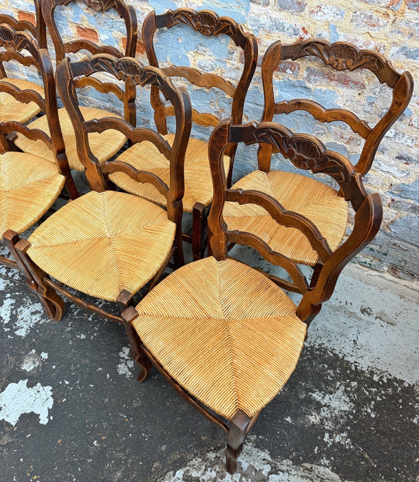 8 chaises rustiques