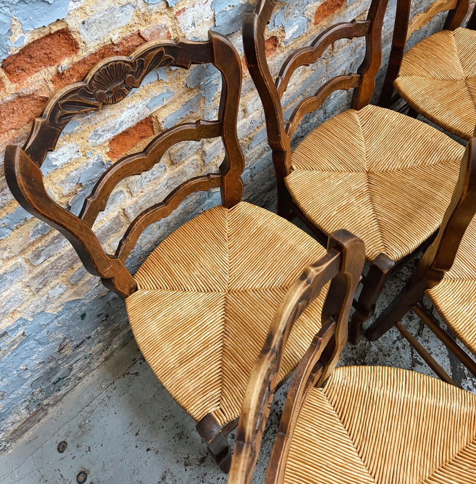 8 chaises rustiques