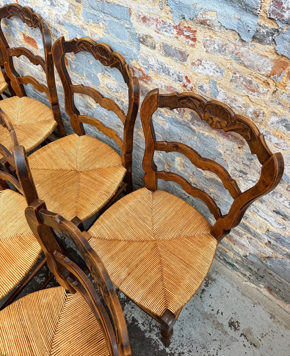 8 chaises rustiques