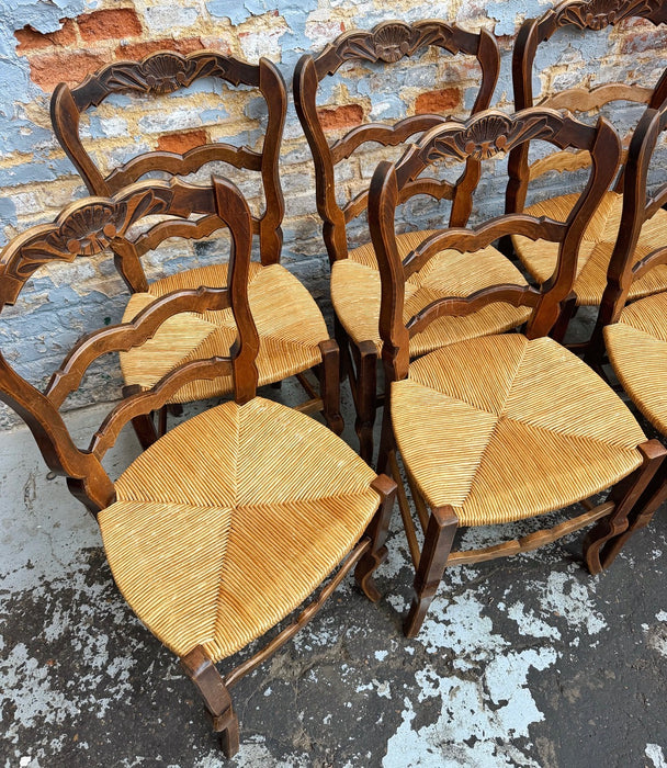 8 chaises rustiques