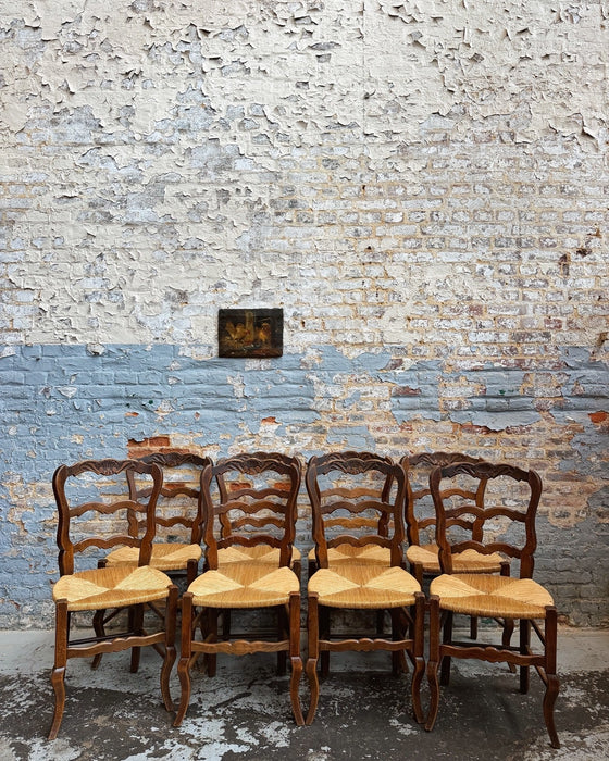 8 chaises rustiques