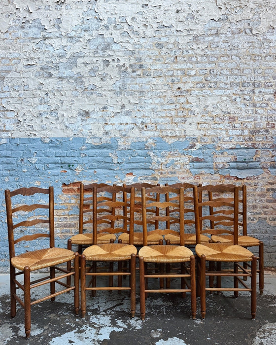 8 chaises rustiques