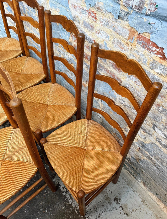 8 chaises rustiques