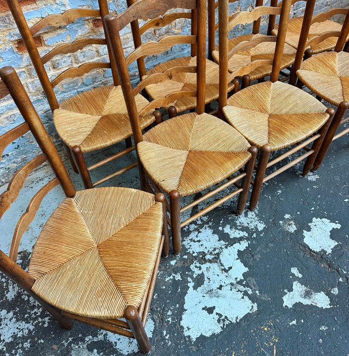 8 chaises rustiques