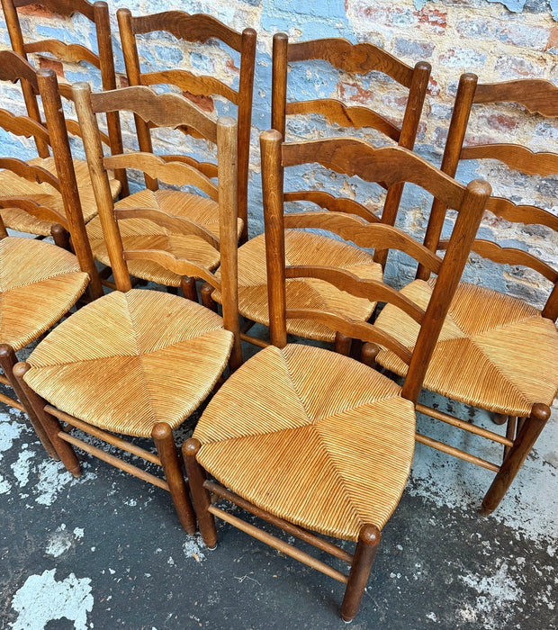 8 chaises rustiques
