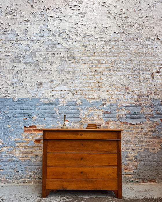 Walnut chest of drawers