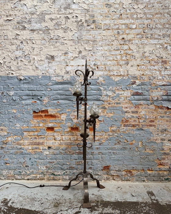 Lampadaire brutaliste