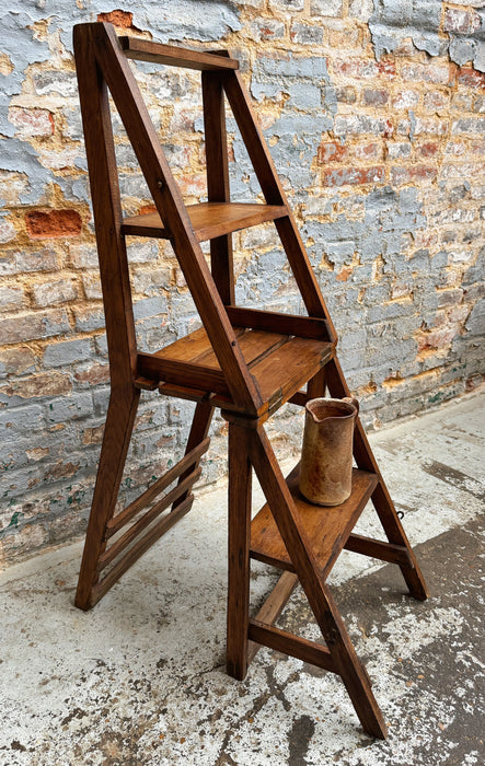 Chaise-escabeau