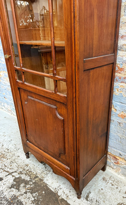 Vitrine en pitchpin