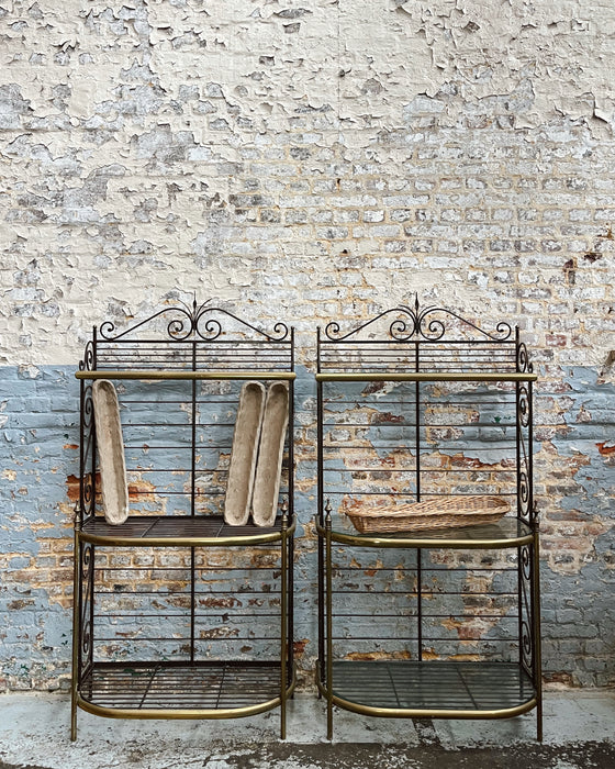 Deux étagères de boulangerie