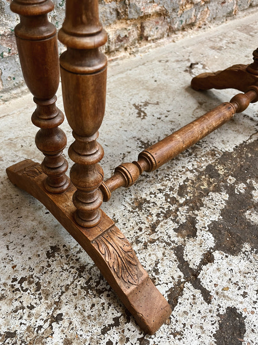 Travailleuse en noyer