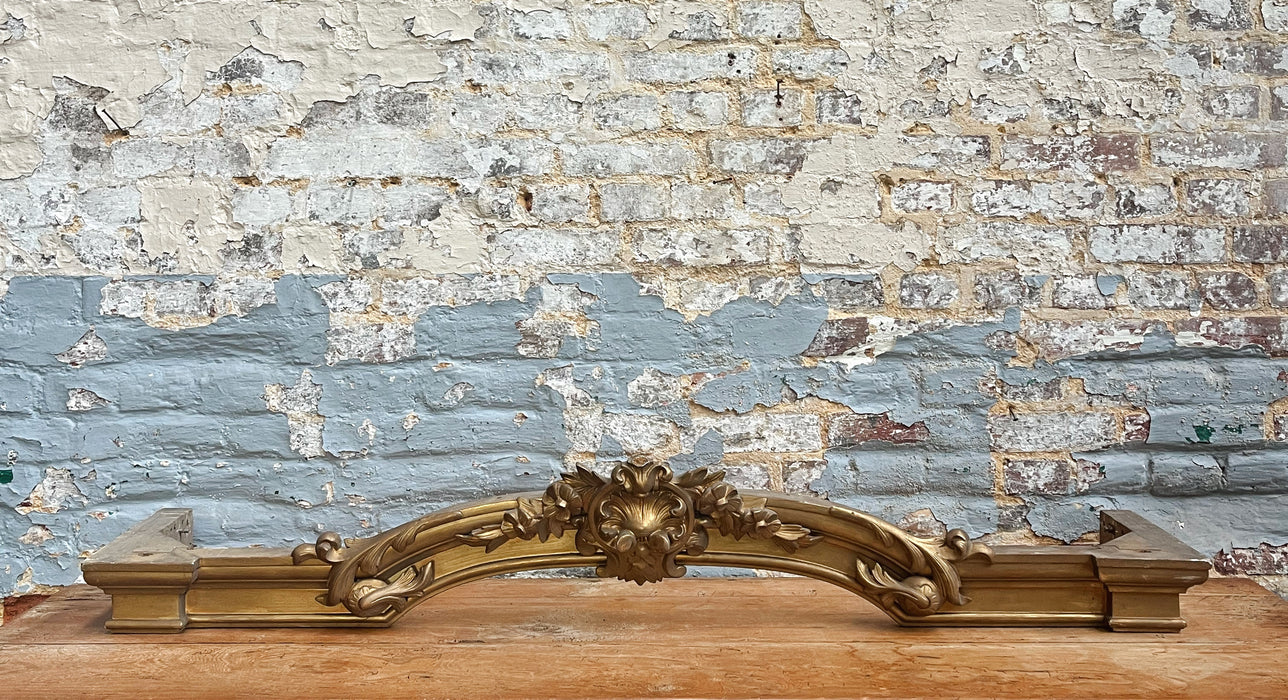 Trois éléments décoratifs