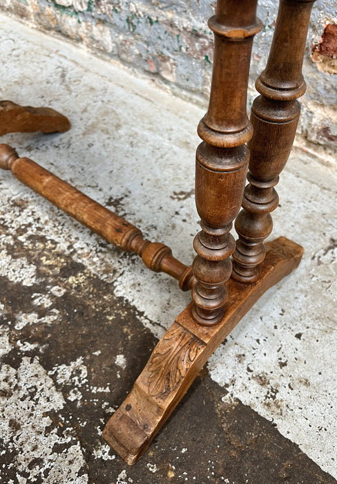 Travailleuse en noyer