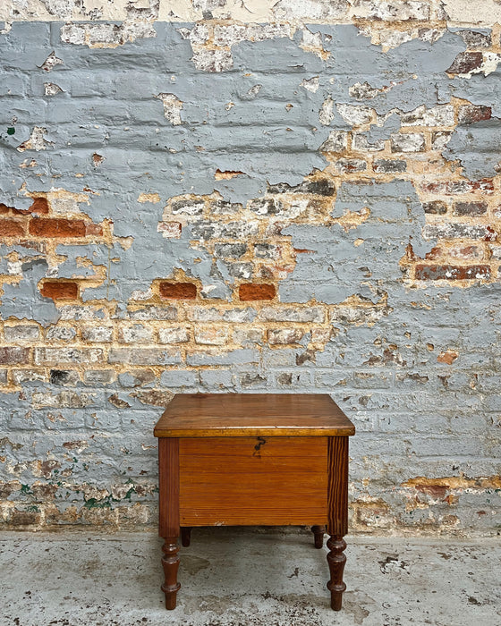 Chamber pot cabinet