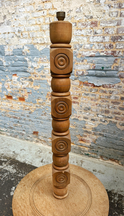 Lampadaire brutaliste