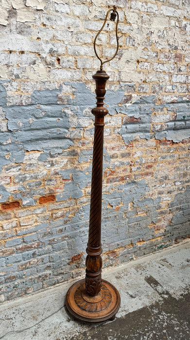 Lampadaire en noyer