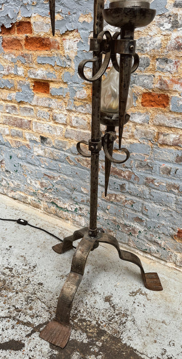 Lampadaire brutaliste