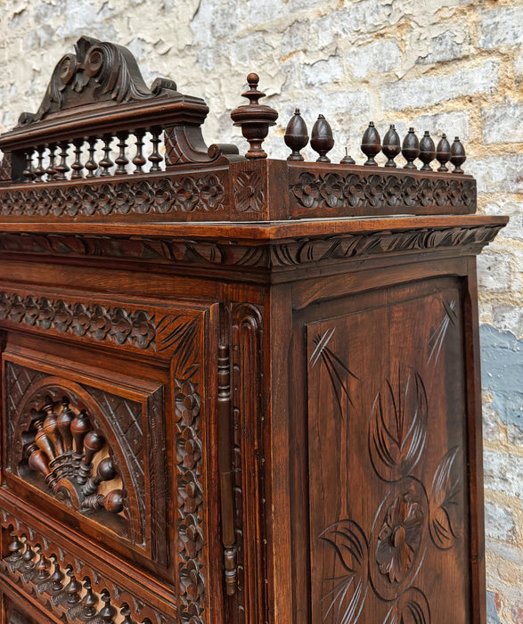Breton cabinet
