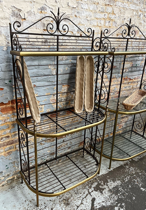 Deux étagères de boulangerie