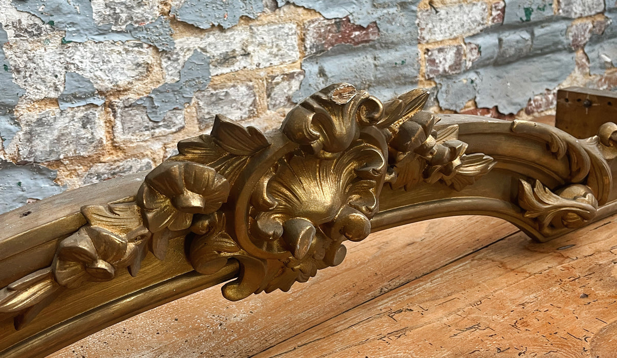 Trois éléments décoratifs