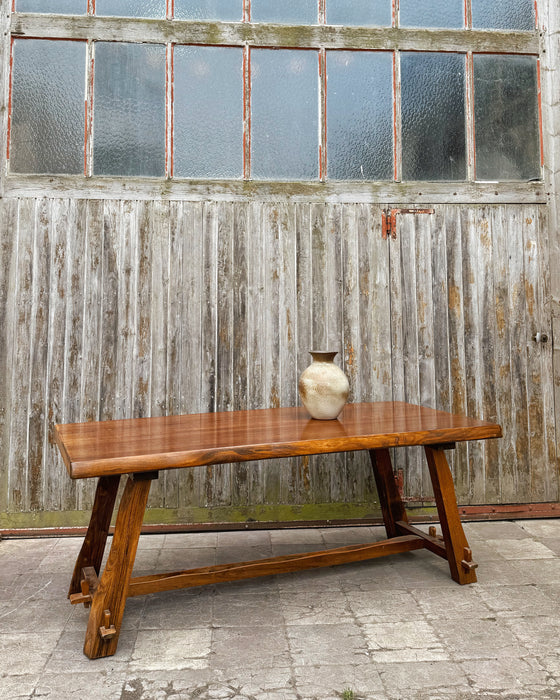 Table brutaliste