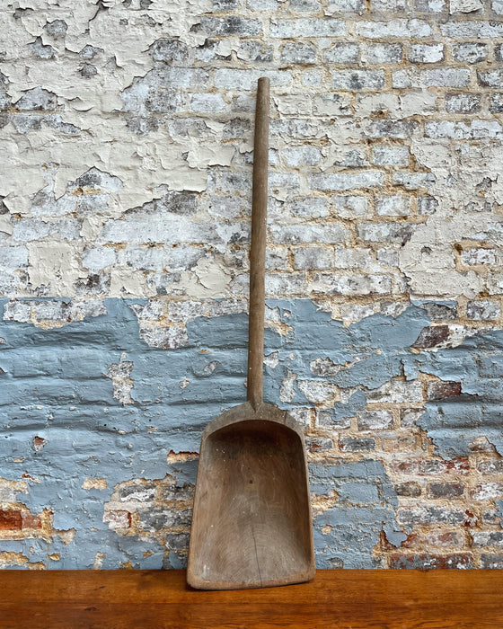 Grain shovel