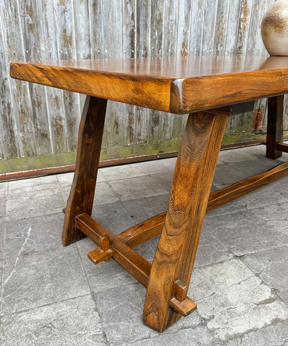 Table brutaliste