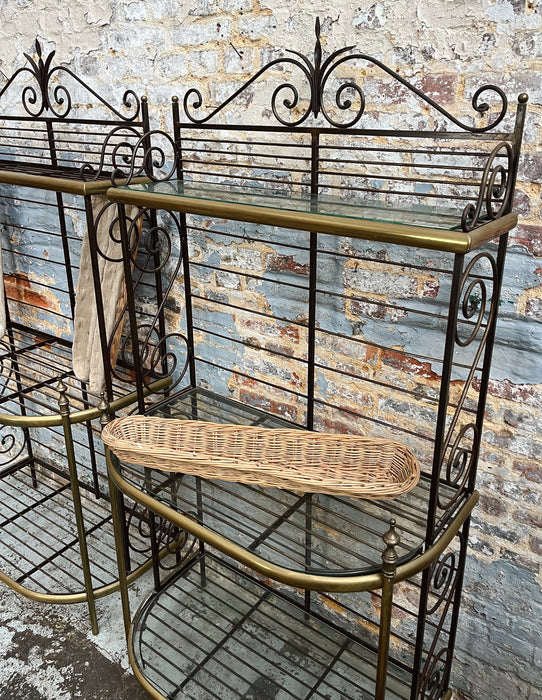 Deux étagères de boulangerie