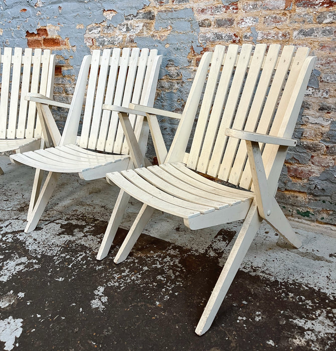 Trois fauteuils de jardin