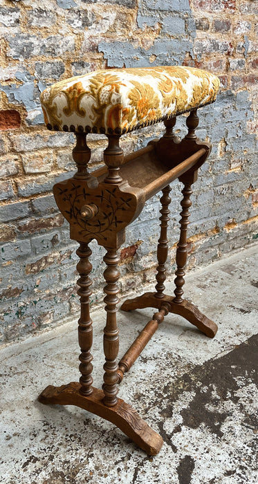 Travailleuse en noyer