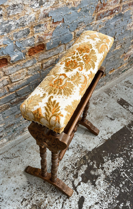 Travailleuse en noyer