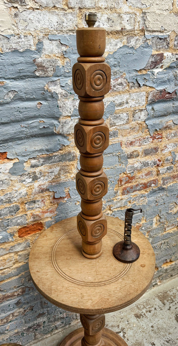 Lampadaire brutaliste