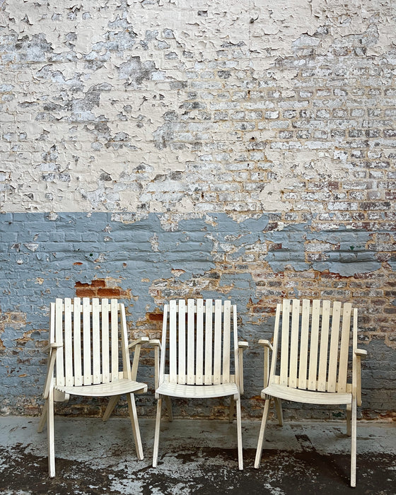 Trois fauteuils de jardin