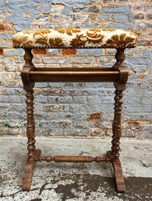 Travailleuse en noyer