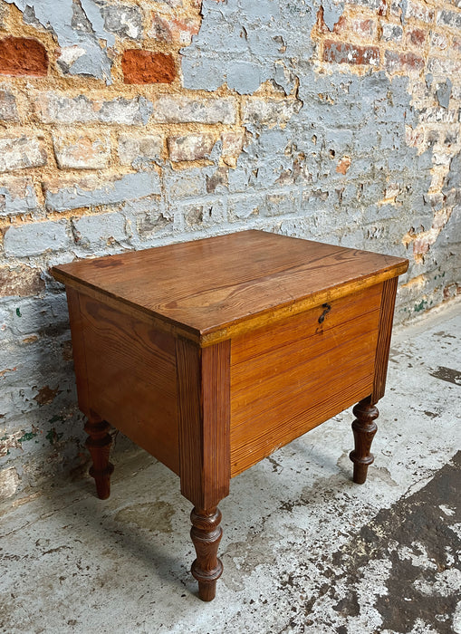 Chamber pot cabinet