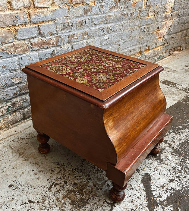 Meuble à pot de chambre