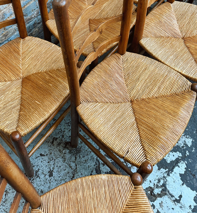 8 chaises rustiques
