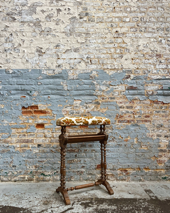 Travailleuse en noyer