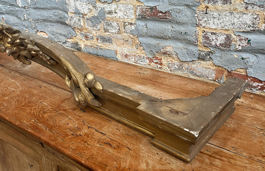 Trois éléments décoratifs