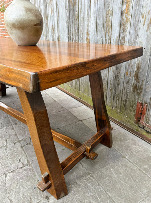 Table brutaliste