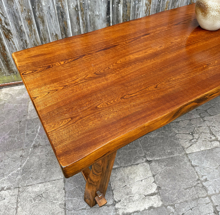 Table brutaliste