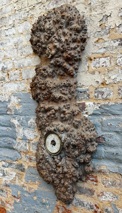 Baromètre brutaliste
