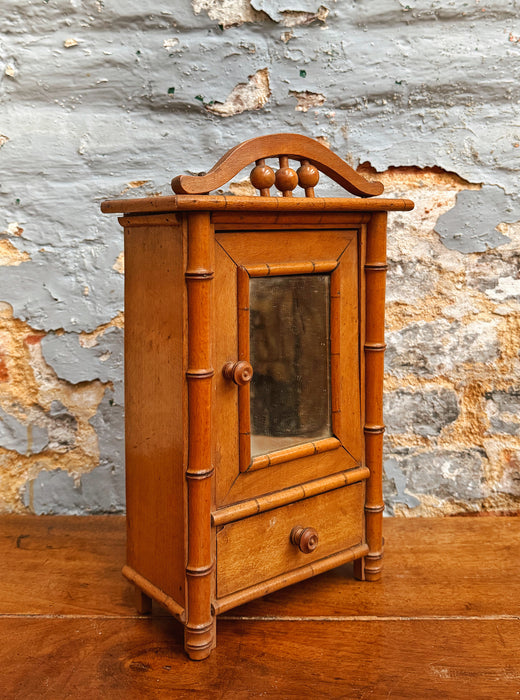 Ensemble meubles de poupée