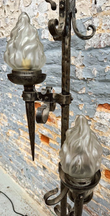 Lampadaire brutaliste
