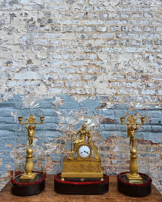 Pendule et candélabres