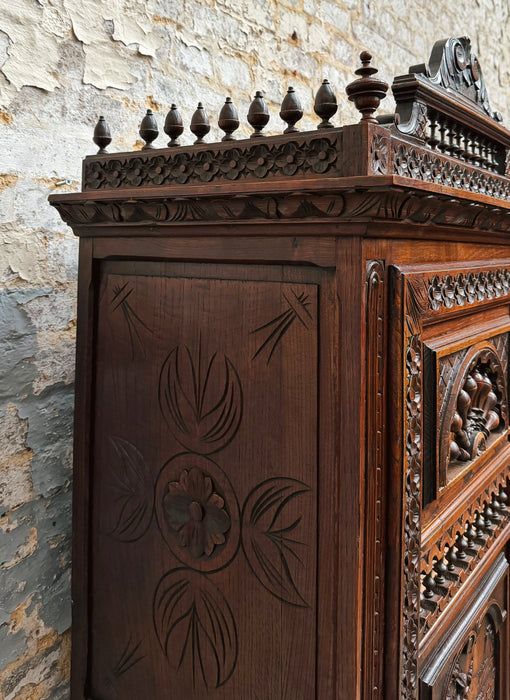 Breton cabinet