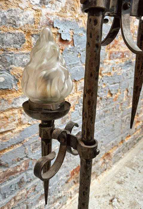 Lampadaire brutaliste